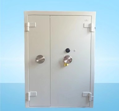 广东某银行金库5级防盗门 安装验收完成，锁具符合GB10409-2019标准，另配指纹智能门禁系统